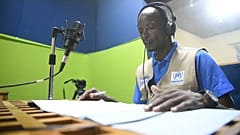 Refugiado estudante faz programa de rádio nas instalações do Conselho Internacional de Rádios e Televisões de Expressão Francesa