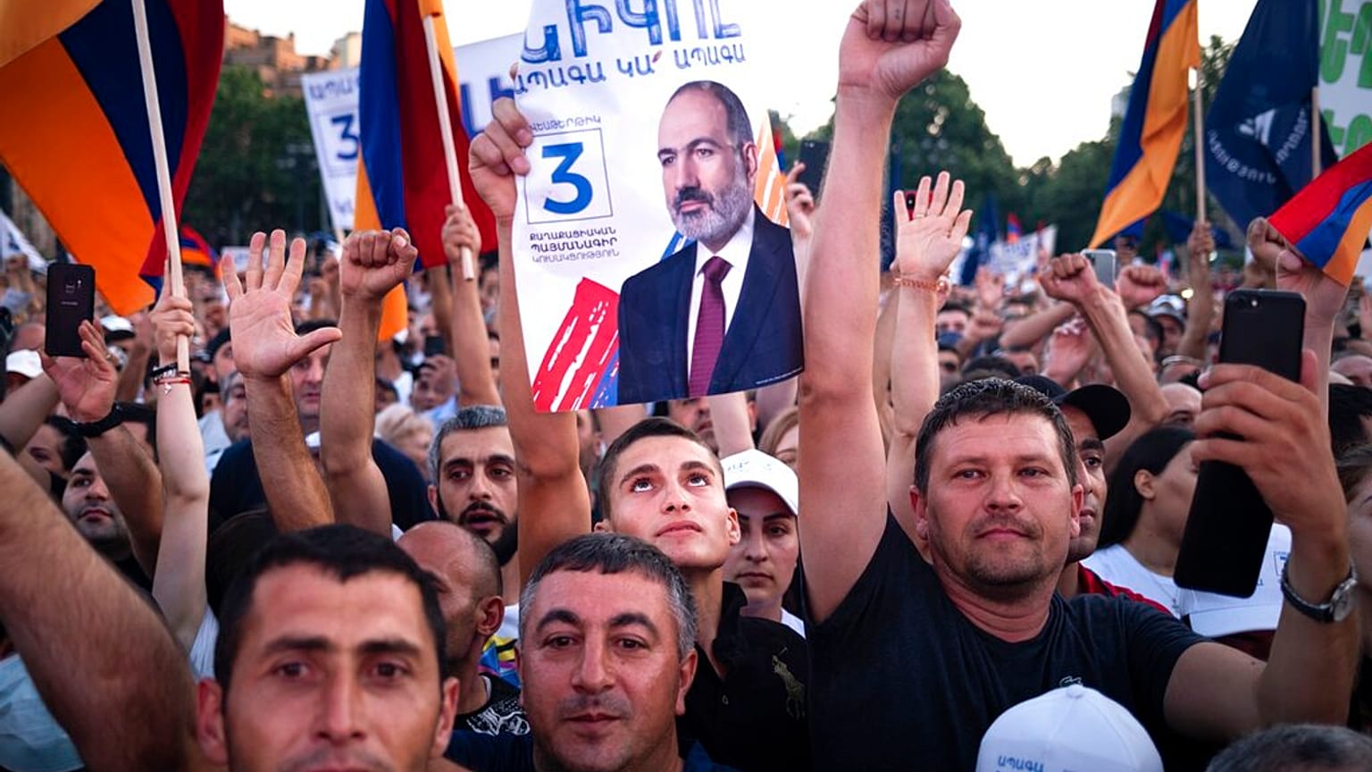 Митинг в поддержку партии Никола Пашиняна в центре Еревана 17 июня