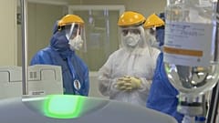 Врачи в московской больнице