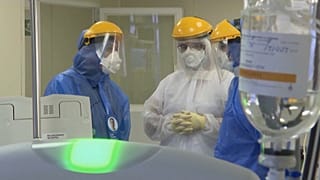 Врачи в московской больнице