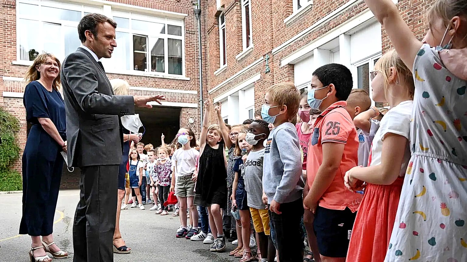 Macron'un ilk okul ziyareti
