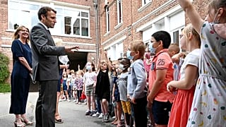 Macron'un ilk okul ziyareti