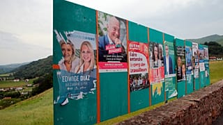Választási plakátok a délnyugat-franciaországi Bidarray-ben