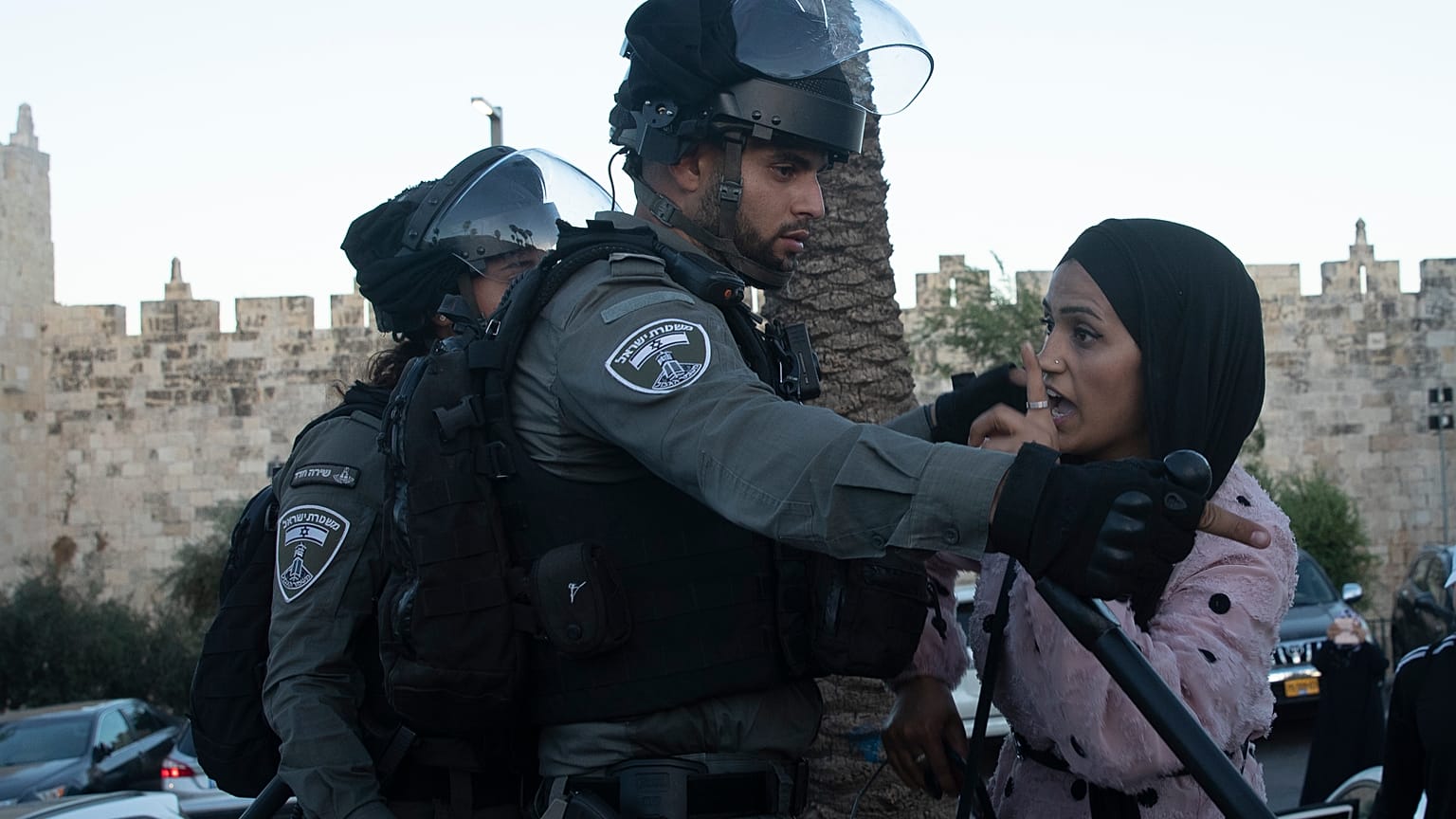 ضابط أمن إسرائيلي يواجه فلسطينية أمام بوابة دمشق في الحي القديم 