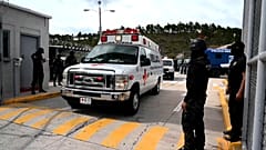 Una ambulancia sale de la prisión de La Tolva, Honduras