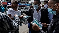 موظفو المجلس الوطني للانتخابات بإثيوبيا، يظهرون قوائم تتضمن الأحزاب السياسية/ أديس أبابا 17 يونيو 2021