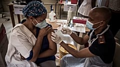 Güney Afrika'nın Klerksdorp kentinde bir hastanede Covid-19 aşısı olan sağlık görevlisi