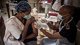 Güney Afrika'nın Klerksdorp kentinde bir hastanede Covid-19 aşısı olan sağlık görevlisi