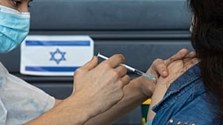 İsrail'in Tel Aviv kentinde Covid-19 aşısı olan bir kadın