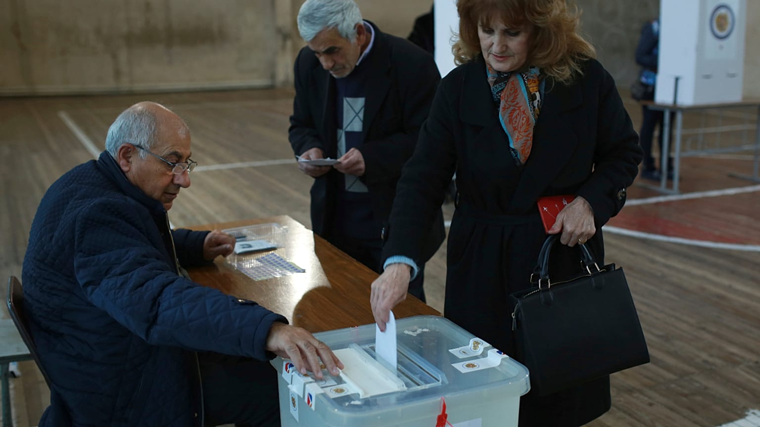 Uma eleitora deposita o voto nas eleições arménias de 2018
