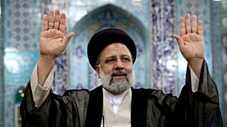 Ebrahim Raisi após exercer o direito de voto esta sexta-feira