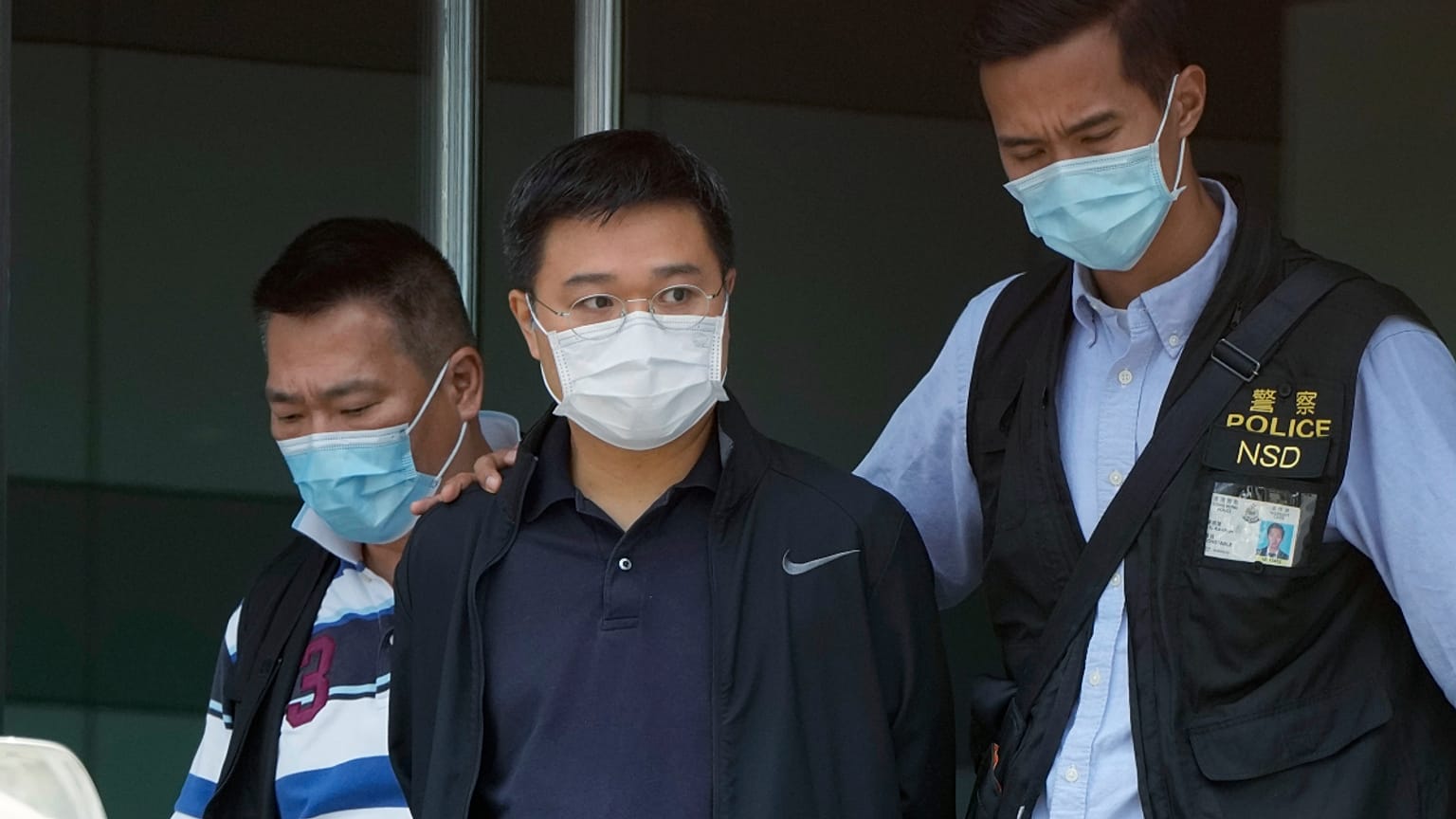 O jornalista Ryan Law no momento em que era detido pela polícia de Hong Kong