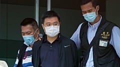 O jornalista Ryan Law no momento em que era detido pela polícia de Hong Kong