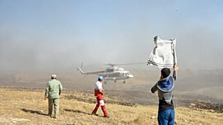 طائرة مروحية تصل إلى محافظة خوزستان لإجلاء الناس بسبب اندلاع الحرائق. 31/05/2020 