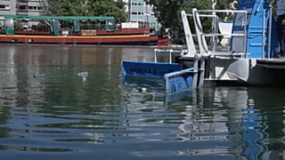 Paris : une ONG présente un bateau de dépollution plastique