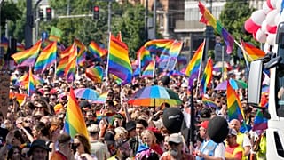 Plusieurs milliers de personnes ont participé à la Gay Pride à Varsovie, en Pologne.