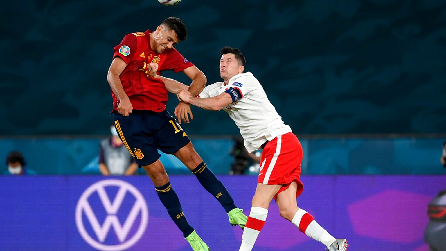 Rodri y el polaco Robert Lewandowski pelean por el balón