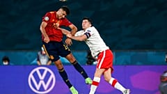Rodri y el polaco Robert Lewandowski pelean por el balón