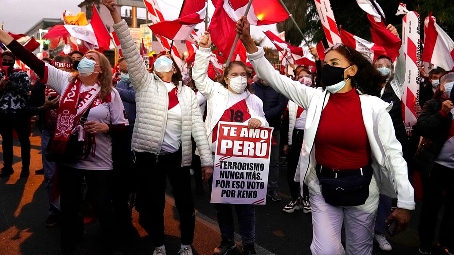 Seguidores de Keiko Fujimori se manifiestan para mostrarle su apoyo en Lima el sábado 19 de junio de 2021