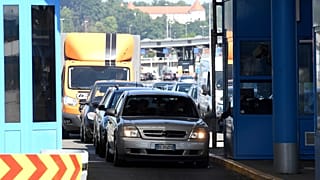 Járművek a Horvátország és Szlovénia közötti Bregana határállomáson