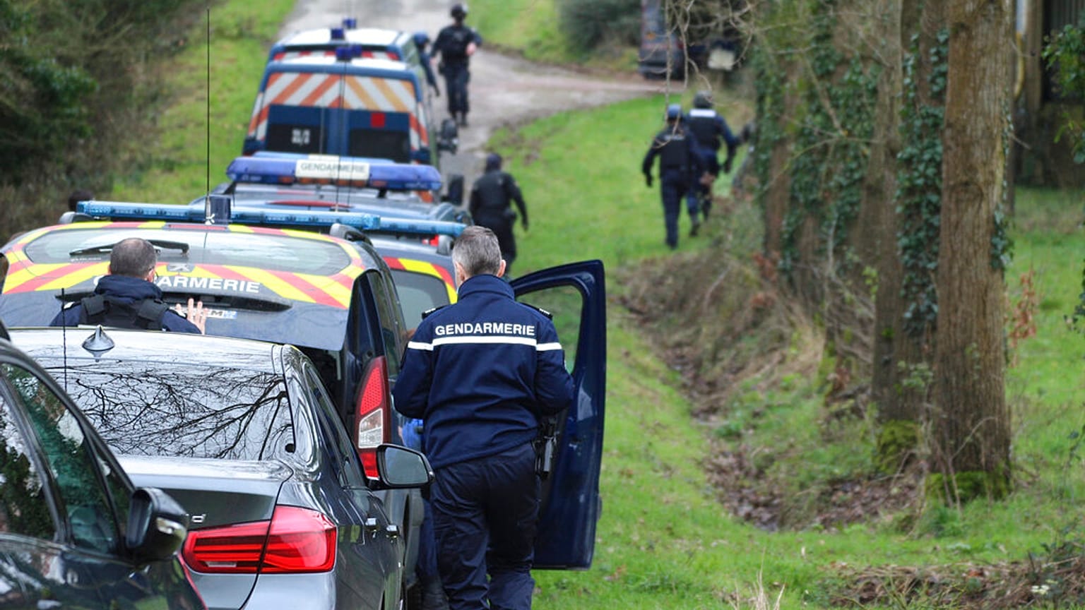 Il 14 maggio un furgone della polizia penitenziaria è stato assalito nei pressi di un casello autostradale dell'autostrada A154