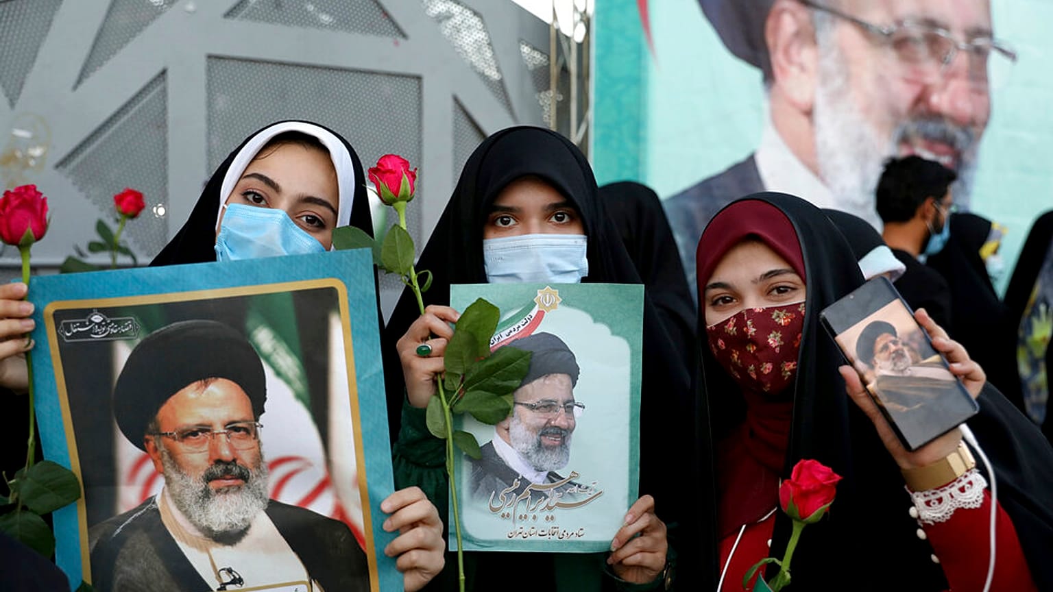 Frauen mit Fotos von Wahlsieger Ebrahim Raisi in Iran
