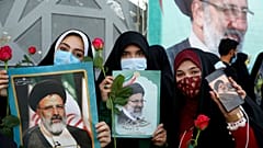 Frauen mit Fotos von Wahlsieger Ebrahim Raisi in Iran