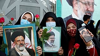 Frauen mit Fotos von Wahlsieger Ebrahim Raisi in Iran