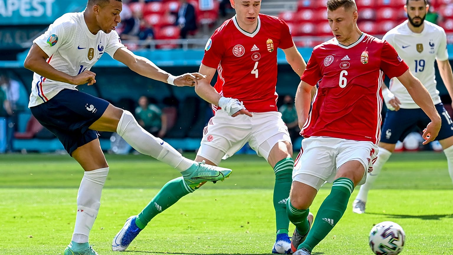 Kylian Mbappé lő a Magyarország - Franciaország mérkőzésen