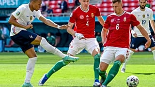 Kylian Mbappé lő a Magyarország - Franciaország mérkőzésen