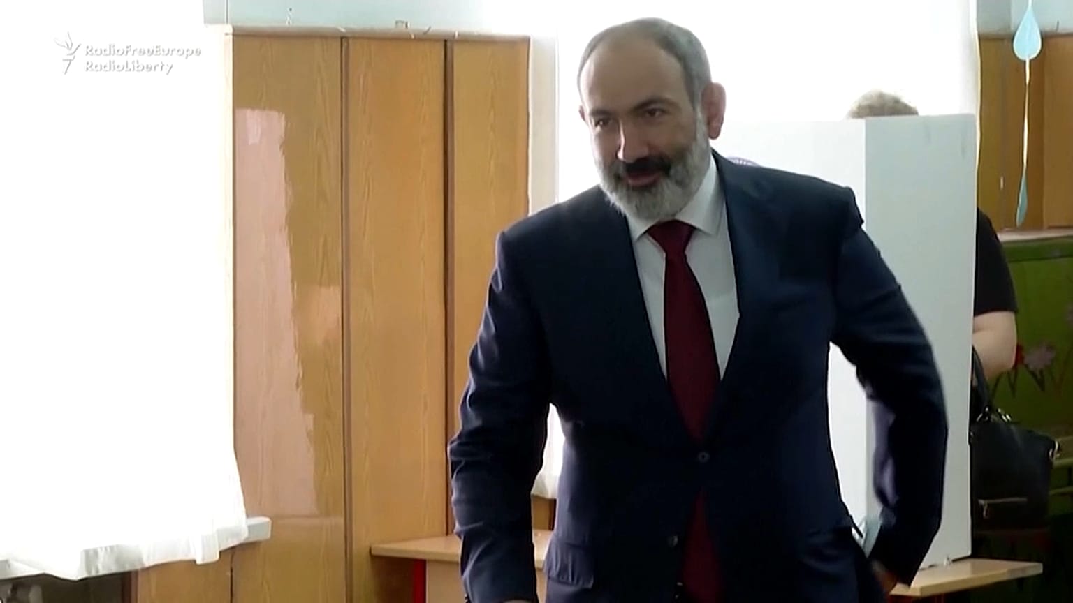 El primer ministro armenio, Nikol Pashinián, vota en las elecciones legislativas