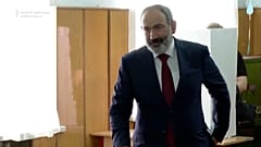 El primer ministro armenio, Nikol Pashinián, vota en las elecciones legislativas