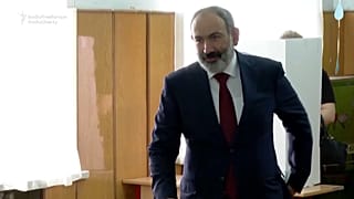 El primer ministro armenio, Nikol Pashinián, vota en las elecciones legislativas