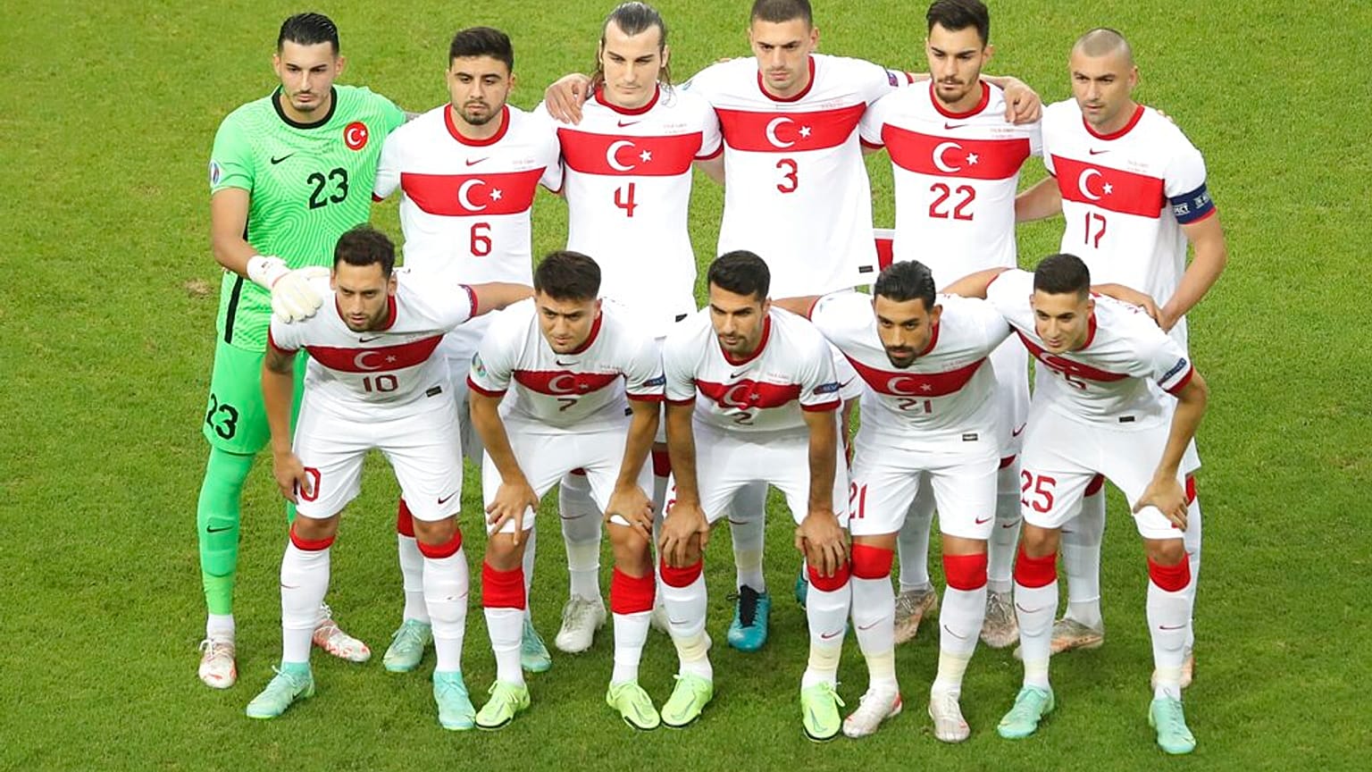 Eski milli futbolcu İbrahim Toraman sistemsizlik ve özgüven eksikliğinin milli takıma Euro 2020'de başarısızlığı getirdiğini belirtti.