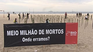 Un rosal de repudio en Copacabana para denunciar el medio millón de muertos por COVID en Brasil