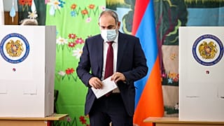 رئيس وزراء أرمينيا نيكول باشينيان قبل الإدلاء بصوته الأحد