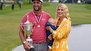 Jon Rahm exhibe el trofeo del Abierto de Estados Unidos de golf junto a su esposa Kelley y a su hijo Kepa