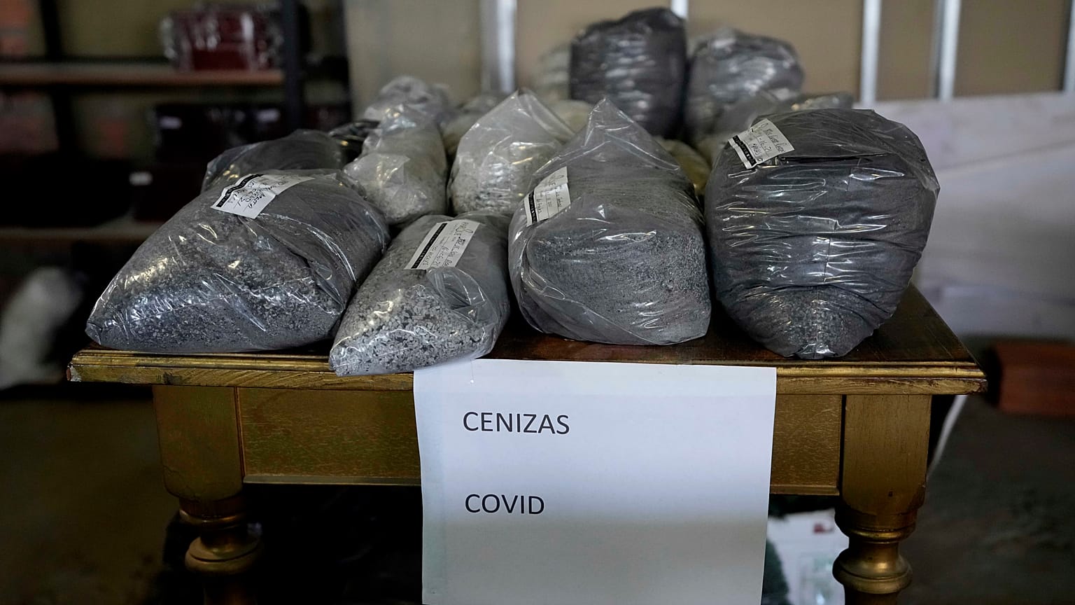Los trabajadores de las funerarias en Colombia trabajan día y noche ante el aumento de las muertes a causa del virus.
