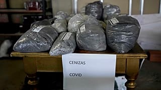 Los trabajadores de las funerarias en Colombia trabajan día y noche ante el aumento de las muertes a causa del virus.