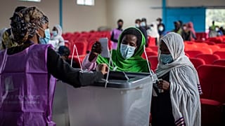 نساء إثيوبيات يدلين بأصواتهن 