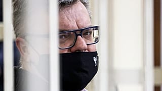 Виктор Бабарико - бывший банкир, собиравшийся выставить свою кандидатуру на президентских выборах, в зале суда в Минске, 17 февраля 2021 г.