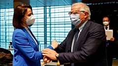 دیدار جوزپ بورل، مسئول سیاست خارجی اتحادیه اروپا و سوتلانا تیخانوفسکایا، رهبر تبعیدی مخالفان دولت بلاروس در حاشیه نشست وزرای خارجه اعضای اتحادیه اروپا