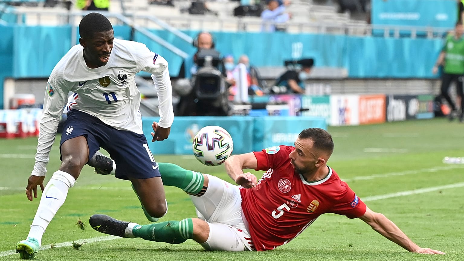اللاعب المجري أتيلا فيولا يعترض طريق اللاعب الفرنسي عثمان ديمبيليه خلال مباراة أمس ضمن نهائيات كأس أوروبا في بودابيست. 2021/06/19 