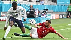 اللاعب المجري أتيلا فيولا يعترض طريق اللاعب الفرنسي عثمان ديمبيليه خلال مباراة أمس ضمن نهائيات كأس أوروبا في بودابيست. 2021/06/19 