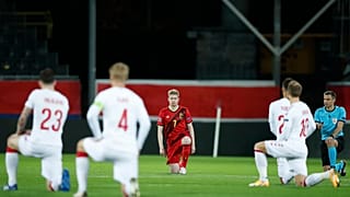 Leuven, Belgio, 18 novembre 2020: i giocatori di Belgio e Danimarca si inginocchiano prima di un match al King Power Stadium