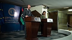  وزيرة الخارجية الليبية نجلاء المنقوش ورئيس المجلس الأوروبي شارل ميشال، أثناء مؤتمر صحفي مشترك بطرابلس 4 نيسان/أبريل 2021
