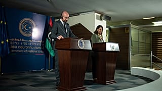 وزيرة الخارجية الليبية نجلاء المنقوش ورئيس المجلس الأوروبي شارل ميشال، أثناء مؤتمر صحفي مشترك بطرابلس 4 نيسان/أبريل 2021