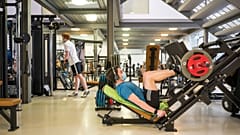 Um homem exercita-se de máscara num ginásio de Saarbruecken, Alemanha