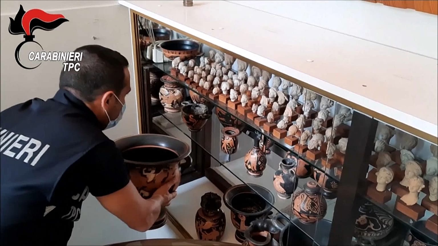 Parte de la colección arqueológica recuperada por los carabineros