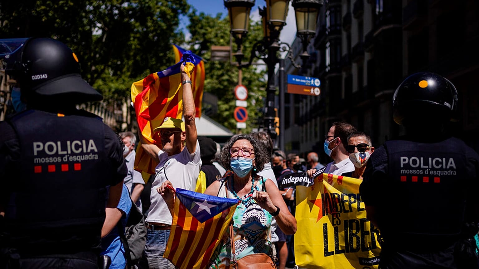 Manifestación independentista frenta al Liceu
